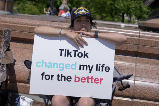 Una creadora de contenidos de TikTok, permanece frente al Capitolio de Estados Unidos, el martes 23 de abril de 2024, en Washington, mientras los senadores se preparan para considerar la legislación que obligaría a la empresa matriz de TikTok, con sede en China, a vender la plataforma de medios sociales bajo la amenaza de una prohibición, una medida polémica de los legisladores estadounidenses. (AP Foto/Mariam Zuhaib)