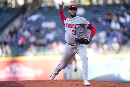 Gilbert dominant on mound and gets help from Rodríguez in the field as Mariners top Reds 3-1