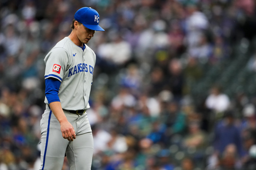 Lucky Mariners fan ends up with two foul balls on consecutive pitches