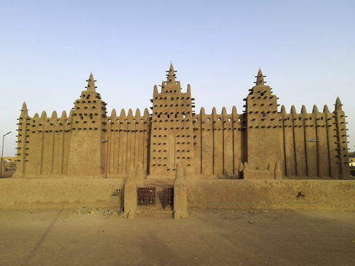 Thousands replaster Mali’s Great Mosque of Djenne, which is threatened by conflict