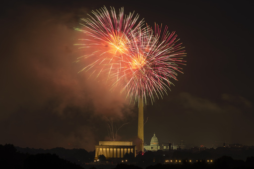 Americans brave scorching temperatures to celebrate July Fourth with dazzling fireworks display across the US