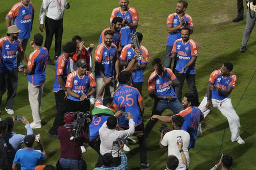 India cricketers feted in victory parade in Mumbai after winning Twenty20 World Cup