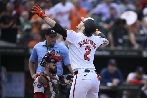 Suárez helps Orioles secure split with 4-2 win against Boston