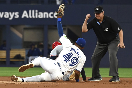 Clement hits third consecutive home run as Blue Jays defeat Angels with 5-3 victory after scoring 5 runs in 2nd inning