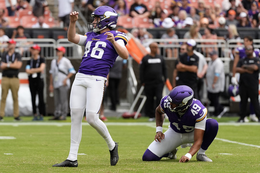 Reserve QB Nick Mullens tosses touchdown as Vikings defeat Browns 27-12 in matchup of backup players