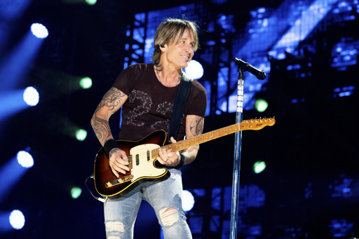 Keith Urban performs impromptu concert outside Alabama Buc-ee’s store