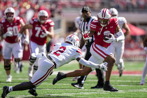 Mellusi scores 2 touchdowns as Wisconsin defeats South Dakota 27-13