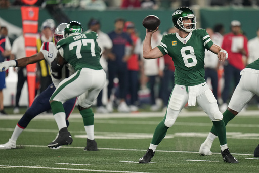 Aaron Rodgers of the Jets receives enthusiastic welcome at first home game since his Achilles tendon injury a year ago