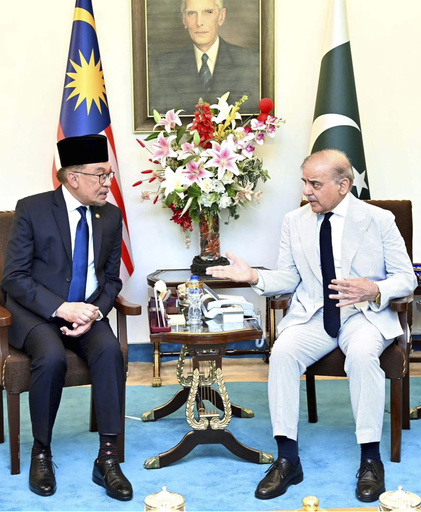 Malaysian and Pakistani prime ministers agree to boost trade and economic ties