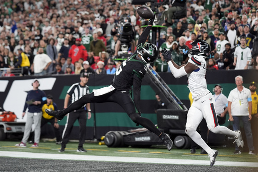 Garrett Wilson of the Jets scores a stunning one-handed touchdown against the Texans.