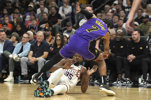 Booker tallies 33 points, Durant contributes 30 as Suns come back to defeat Lakers 109-105, marking LA’s first defeat.