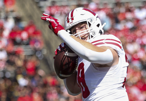 Walker stars with 198 rushing yards and 3 TDs as Wisconsin routs Rutgers 42-7