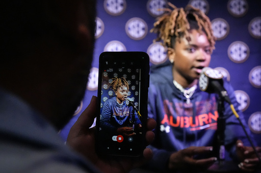 Kim Caldwell managing her inaugural season as coach of the Tennessee Lady Vols while expecting ‘Baby Caldwell’