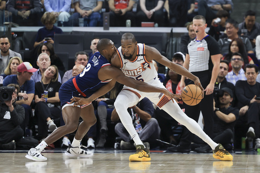 LA Clippers guard Kris Dunn, left, guards Phoenix Suns forward Kevin Durant during the first half of an NBA basketball game, Wednesday, Oct. 23, 2024, in Inglewood, Calif. (AP Photo/Ryan Sun)