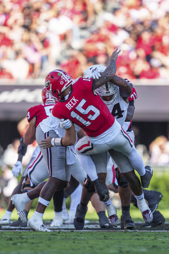 Beck throws for 459 yards and 3 touchdowns while No. 5 Georgia narrowly defeats Van Buren, Mississippi State 41-31.