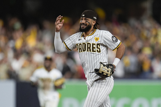 Higashioka’s homer starts rally as Padres beat Braves 5-4 to sweep NL Wild Card Series