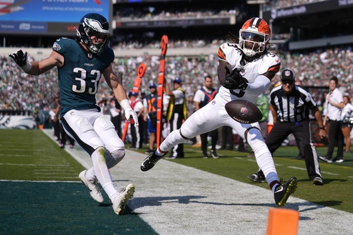 Jalen Hurts passes for 2 touchdowns as the Eagles edge out the Browns 20-16