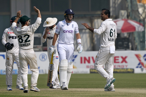 Ravindra’s century puts New Zealand 299 runs ahead of India at lunch on Day 3 of the opening Test.