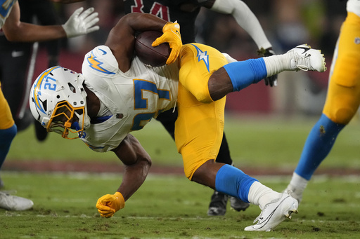 Murray scores a touchdown, propels Cardinals to victory with game-winning field goal, finishing 17-15 against Chargers