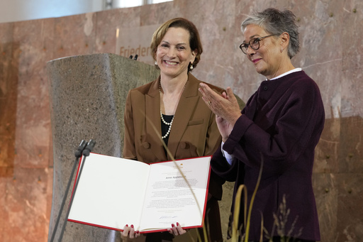 US author Anne Applebaum advocates for military aid to Ukraine while receiving a German peace award.