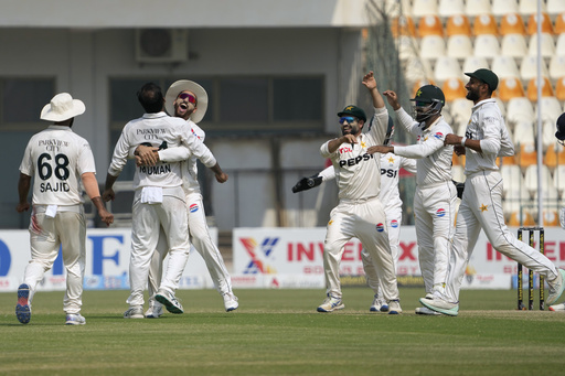 Khan and Ali take all 20 wickets as Pakistan secures a 152-run victory over England in the second test.