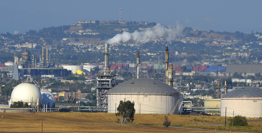 Phillips 66 announces plans to close its refinery in the Los Angeles region.