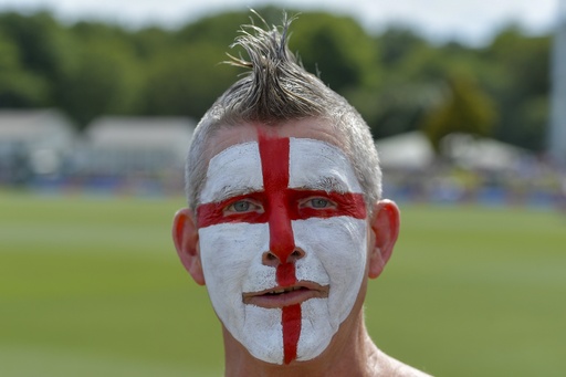 England opts to bowl after winning the toss in the opening test versus New Zealand