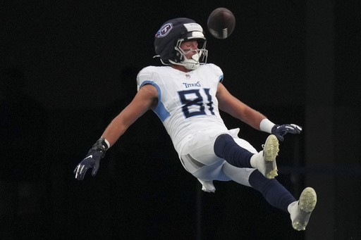 Chargers secure third consecutive victory with Justin Herbert’s passing and rushing touchdowns in 27-17 win over Titans.