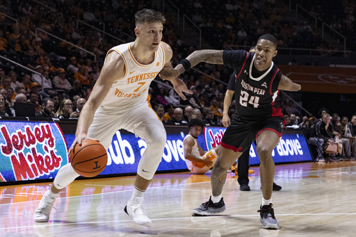 Hansel Enmanuel making waves on the Austin Peay court despite having one arm