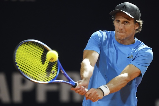 Diego Forlán makes his professional tennis debut but suffers a double defeat at the Uruguay Open.