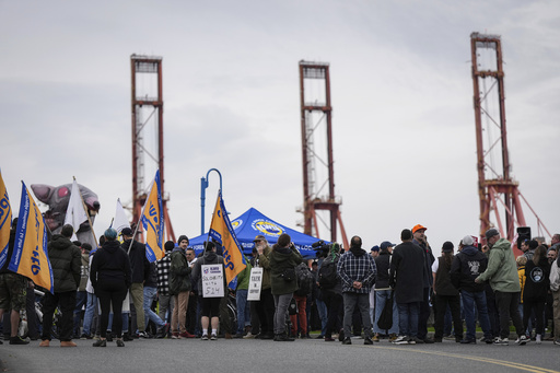 Canada takes steps to resolve port lockouts and mandates binding arbitration.