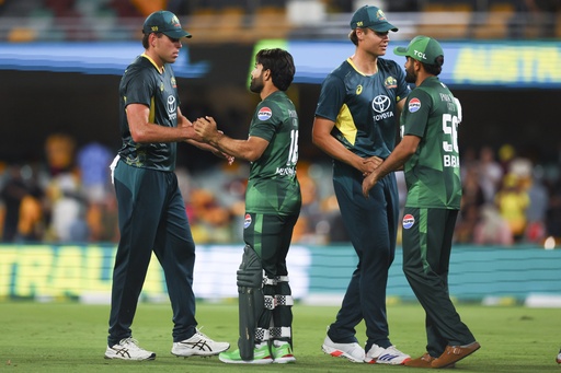 Maxwell’s explosive batting and Australian bowlers overwhelm Pakistan in a rain-affected T20 match