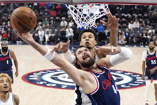 Powell nets 23 points as Clippers overcome 26-point gap to defeat Spurs 113-104.