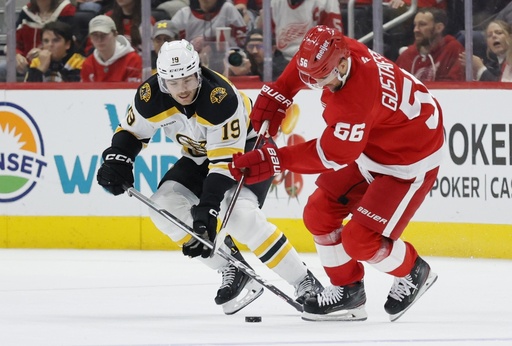 Brad Marchand scores in the final period, securing a 2-1 victory for the Bruins against the Red Wings.