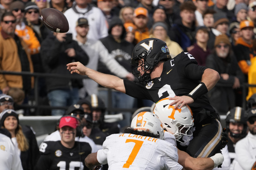 No. 7 Tennessee falls behind early but bounces back to defeat Vanderbilt 36-23