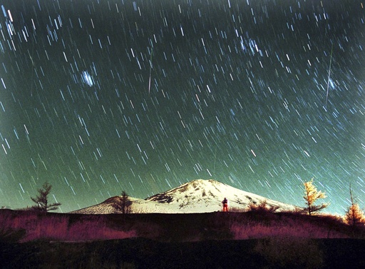 The Leonid meteor shower reaches its peak following the waning of the supermoon