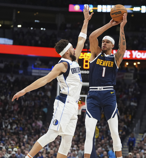 Klay Thompson makes a comeback, celebrated by around 400 Warriors staff members.