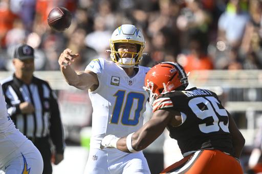 Justin Herbert throws a pair of TDs as Chargers dominate Jameis Winston in 27-10 victory against Browns