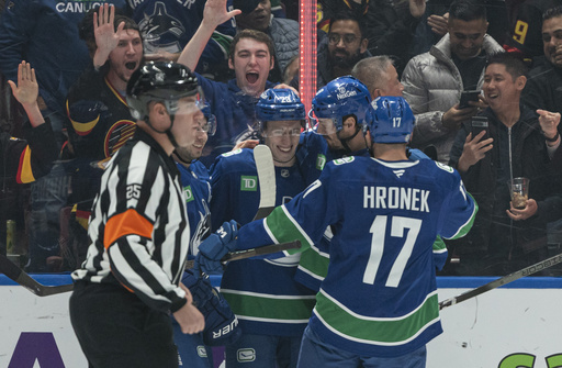 Semyon Varlamov records 24 saves as the Islanders secure a 5-2 victory over the Canucks.