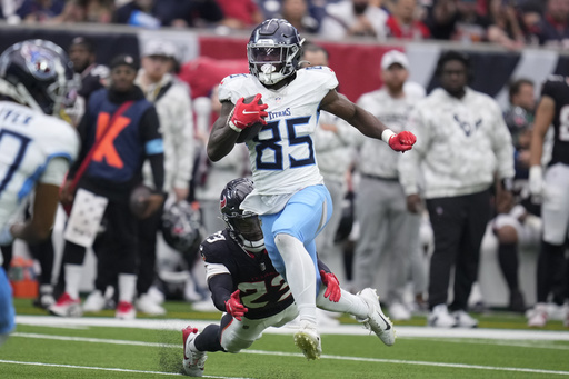 Levis tosses 2 touchdown passes as Titans edge past Texans 32-27