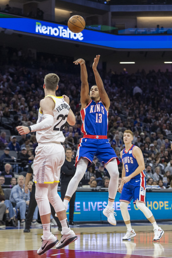 De’Aaron Fox posts 49 points, guiding Kings to 121-117 victory against Jazz