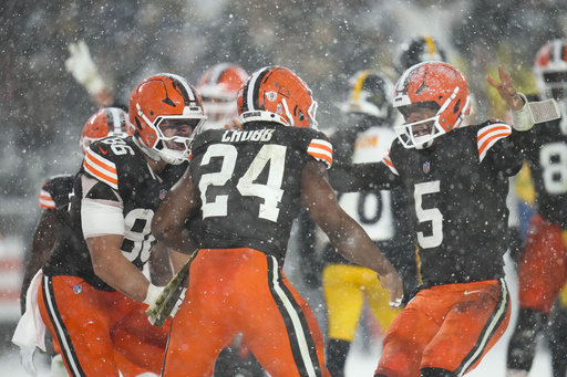 Nick Chubb powers through deep snow for a 2-yard touchdown, securing a 24-19 victory for the Browns against the Steelers.