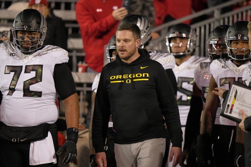 Top-ranked Oregon stages fourth-quarter comeback to defeat Wisconsin 16-13