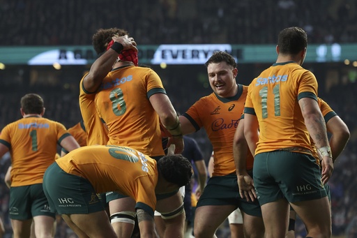 Australia clinches victory over England 42-37 with last-minute try as Sua’ali’i shines in debut