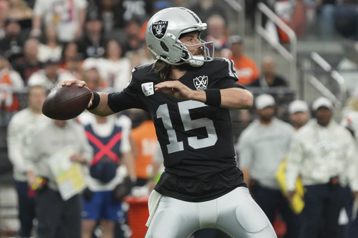 Raiders quarterback Gardner Minshew exits 4th quarter due to injury