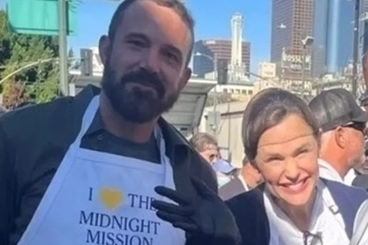 Ben Affleck and Jennifer Garner at The Midnight Mission for Thanksgiving event. Photo: BACKGRID
