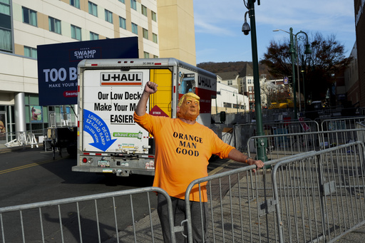 Harris team uses last moments to highlight a Trump associate’s comment on Puerto Rico in Pennsylvania