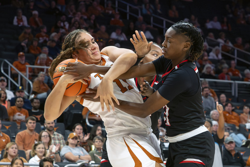 Carlton and Holle each contribute 15 points in No. 4 Texas’ 95-58 victory against Lamar