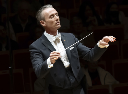 Alexander Shelley named music director for Pacific Symphony Orchestra starting in the 2026-27 season