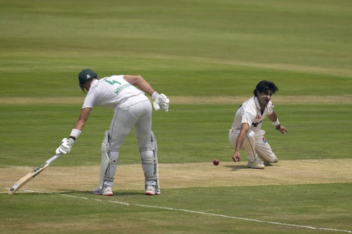 Newcomer Bosch shines with the bat, helping South Africa take the lead in first test versus Pakistan